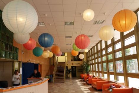 B&eacute;k&aacute;smegyeri k&ouml;z&ouml;ss&eacute;gi h&aacute;z aula lampionos dekor&aacute;ci&oacute;ja