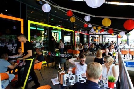 Egyedi &eacute;gősor lampionokkal Mini B&aacute;r