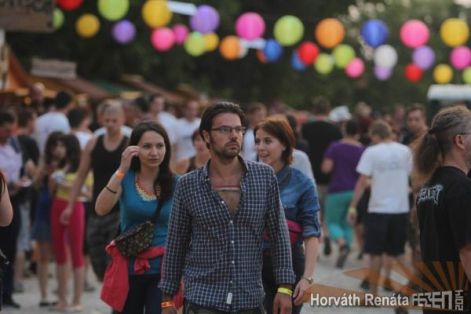 Fezen fesztiv&aacute;l &eacute;l&eacute;nk sz&iacute;nű lampionos dekor&aacute;ci&oacute;ja