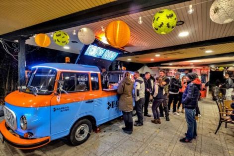 Gundel &Eacute;tterem Halloween Food Truck Show lampionos dekor&aacute;ci&oacute;ja