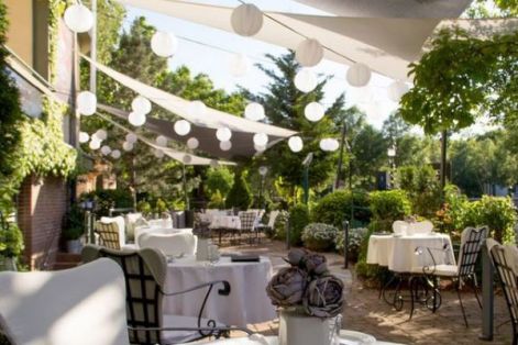 La Perle Noire Restaurant & Lounge lampionos terasz dekor&aacute;ci&oacute;ja