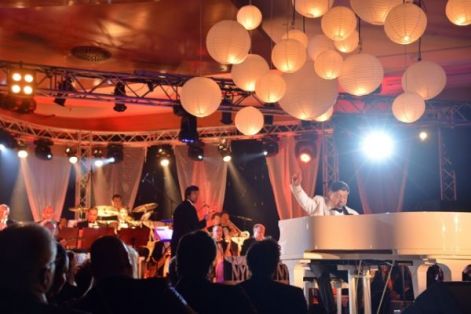 Vil&aacute;g&iacute;t&oacute; lampionok a New York Palot&aacute;ban, Ny&aacute;ry K&aacute;roly &uacute;j&eacute;vi koncertj&eacute;n