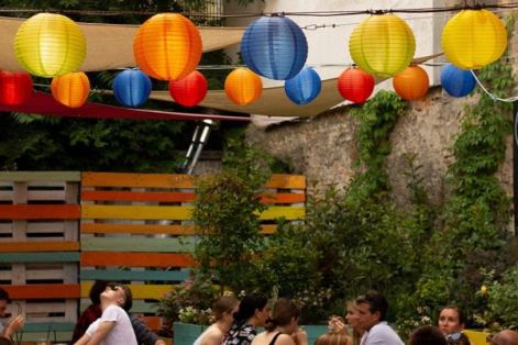 K&uuml;lt&eacute;ri lampionok a Street Food Karav&aacute;n udvar&aacute;n