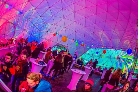 V&aacute;rosligeti Caf&eacute; csal&aacute;di nap vil&aacute;g&iacute;t&oacute; lampionos dekor&aacute;ci&oacute;val